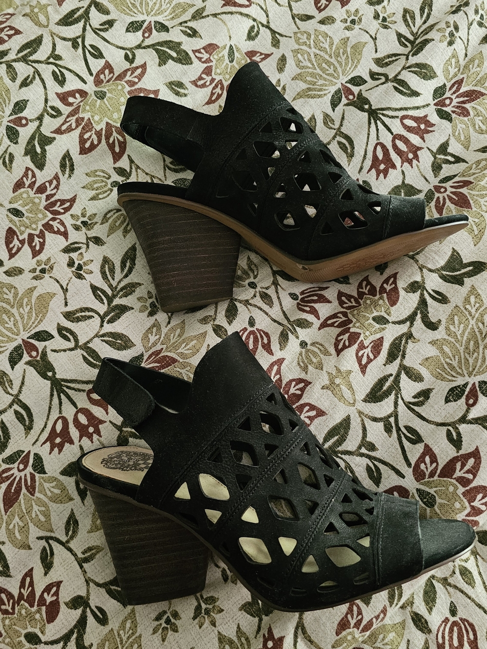 Vince Camuto Black Cutout Block Heel Slingback Sandals. Size 8